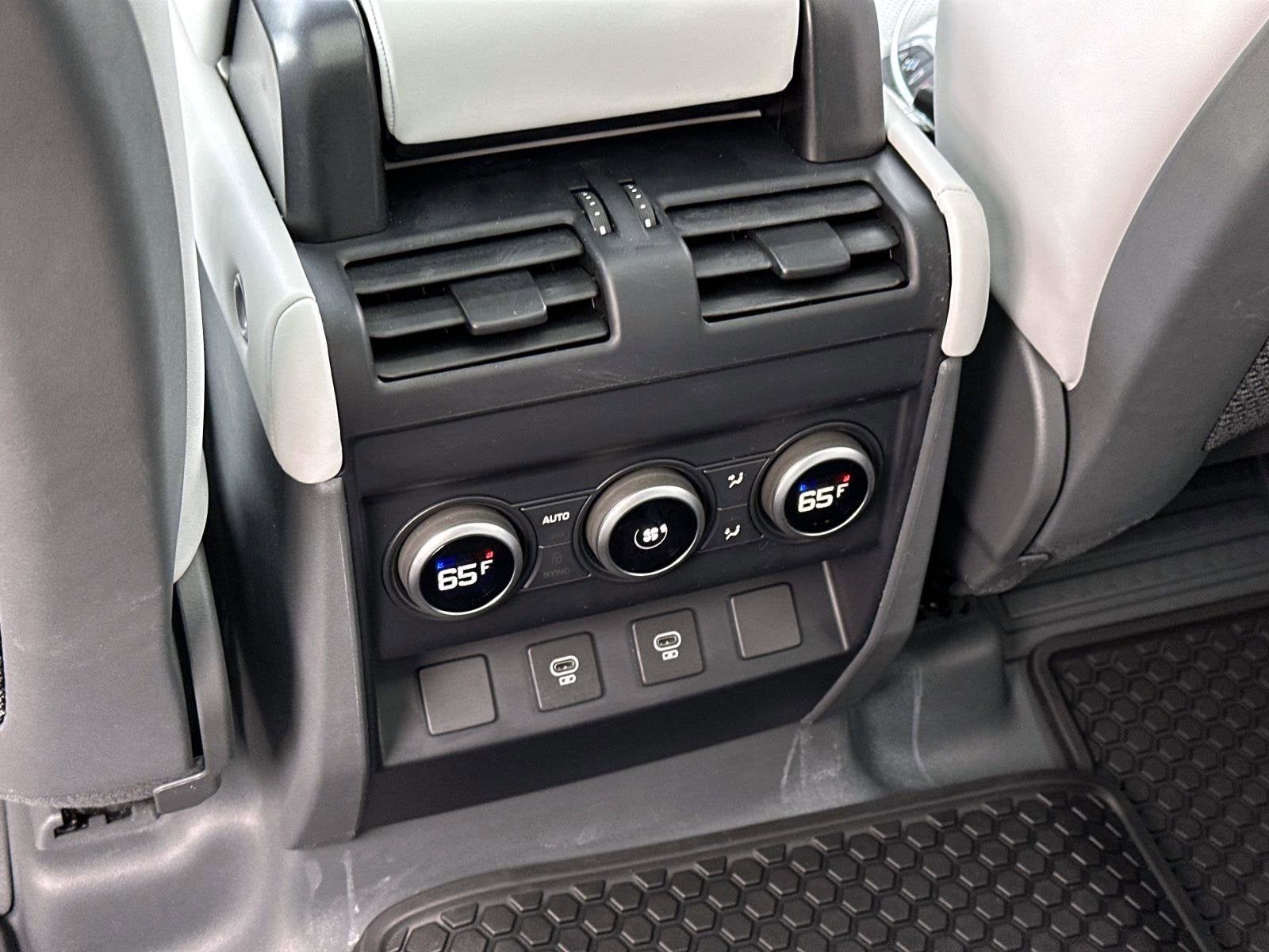 2025 Land Rover Defender 110 X-Dynamic SE