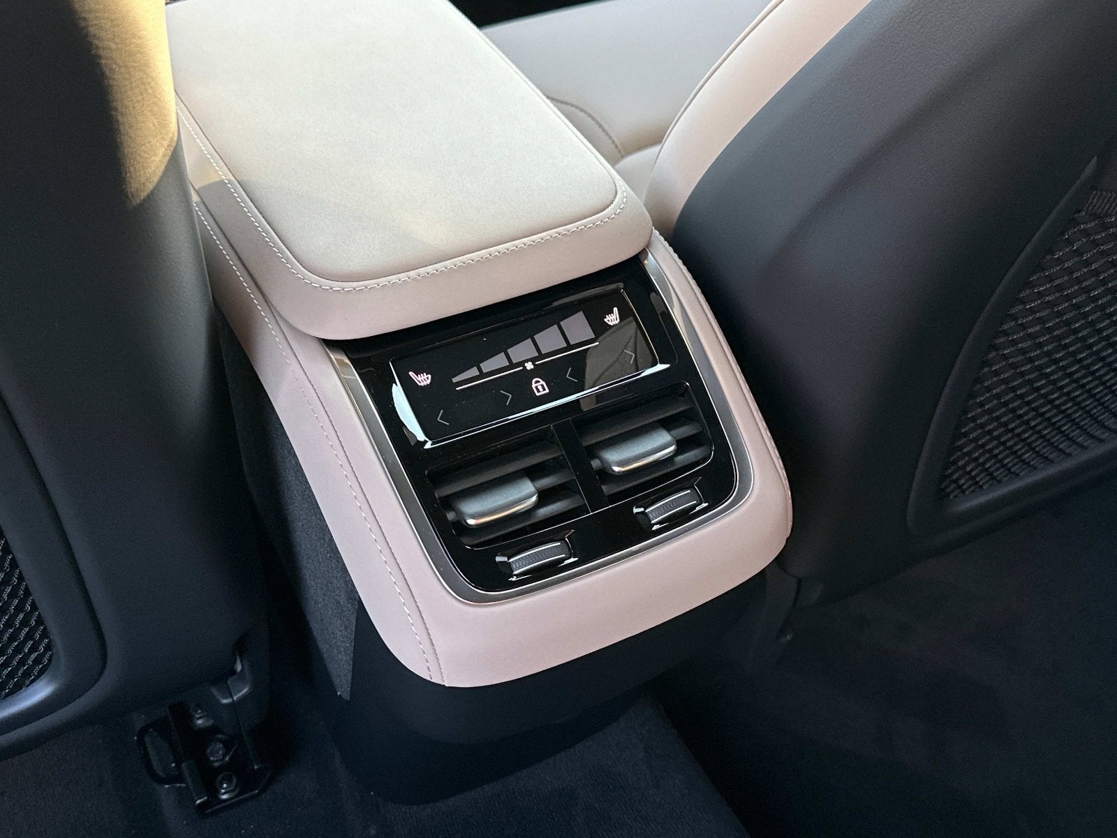 2026 Volvo XC90 Plus