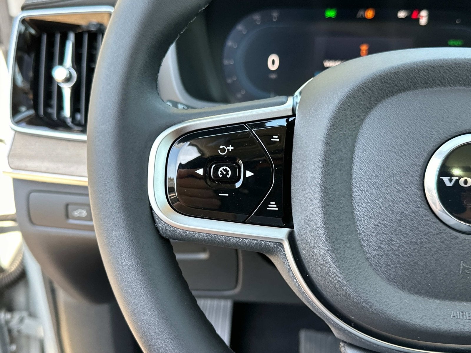 2025 Volvo XC90 Plug-In Hybrid Plus