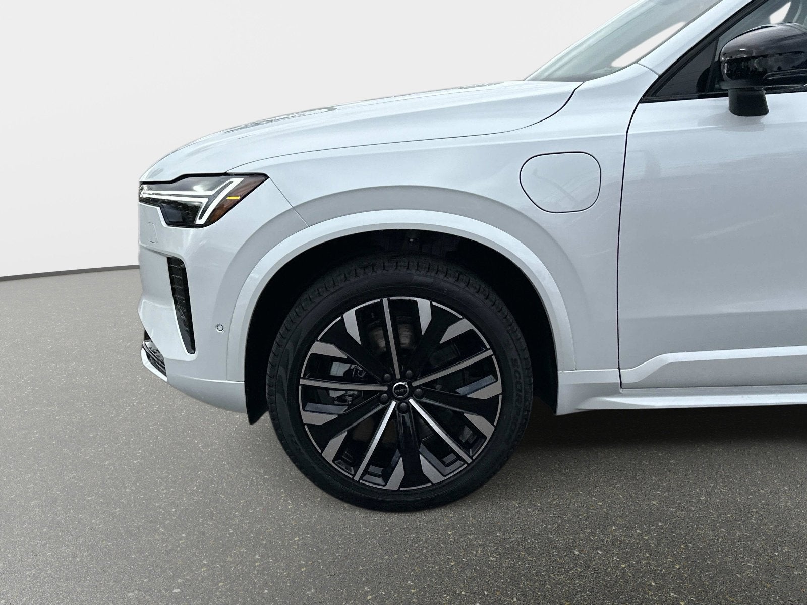 2026 Volvo XC90 Plug-In Hybrid Ultra Dark Theme