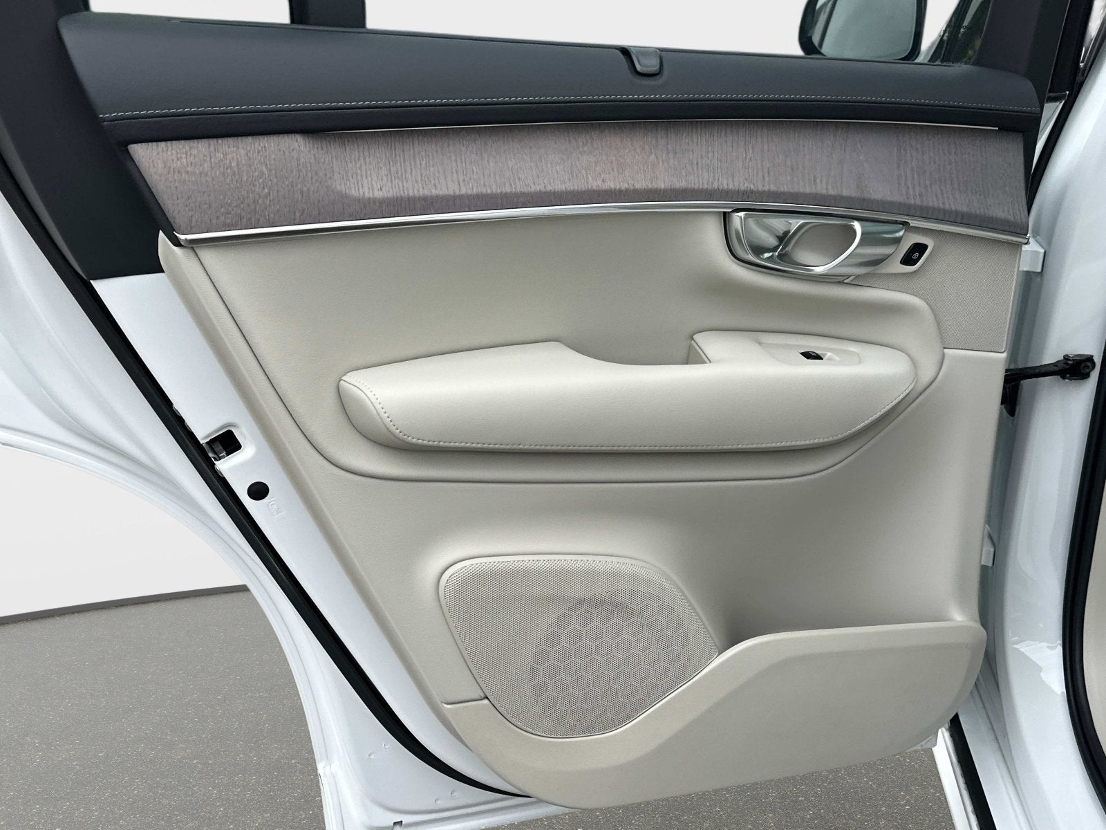 2026 Volvo XC90 Plug-In Hybrid Ultra Dark Theme