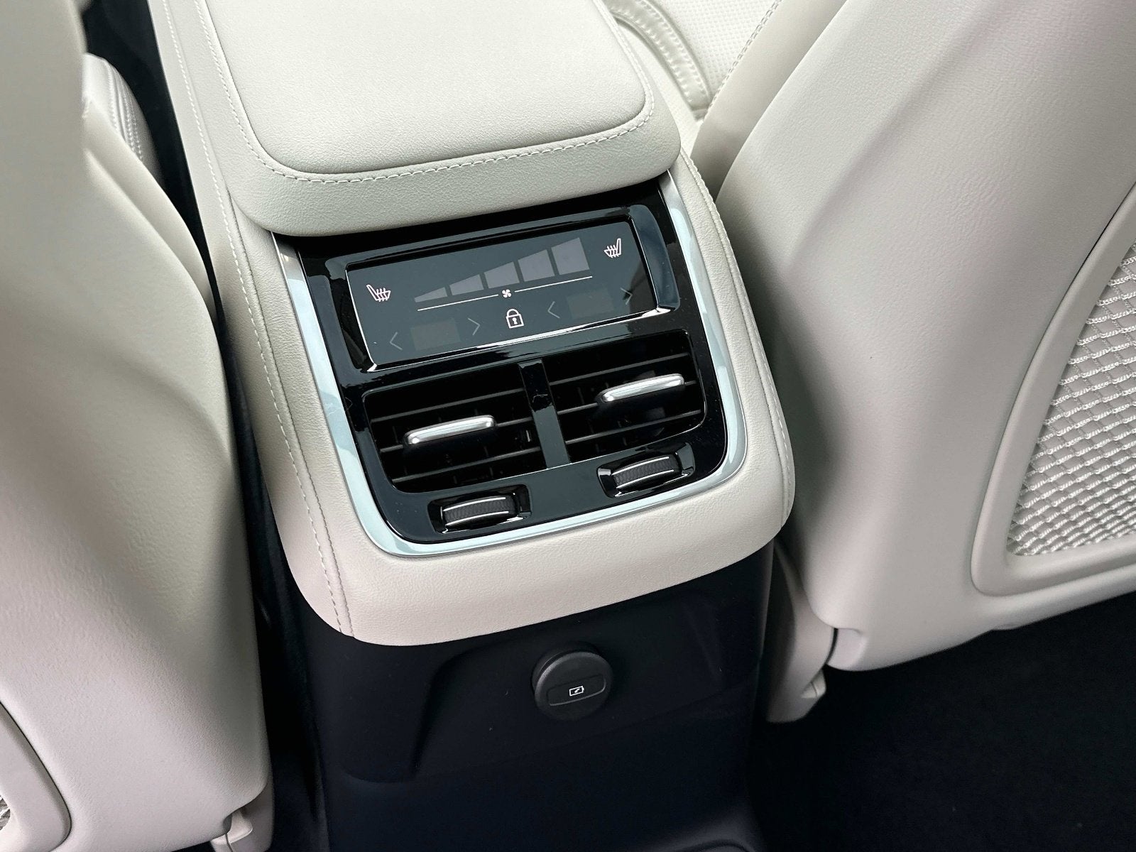 2026 Volvo XC90 Plug-In Hybrid Ultra Dark Theme