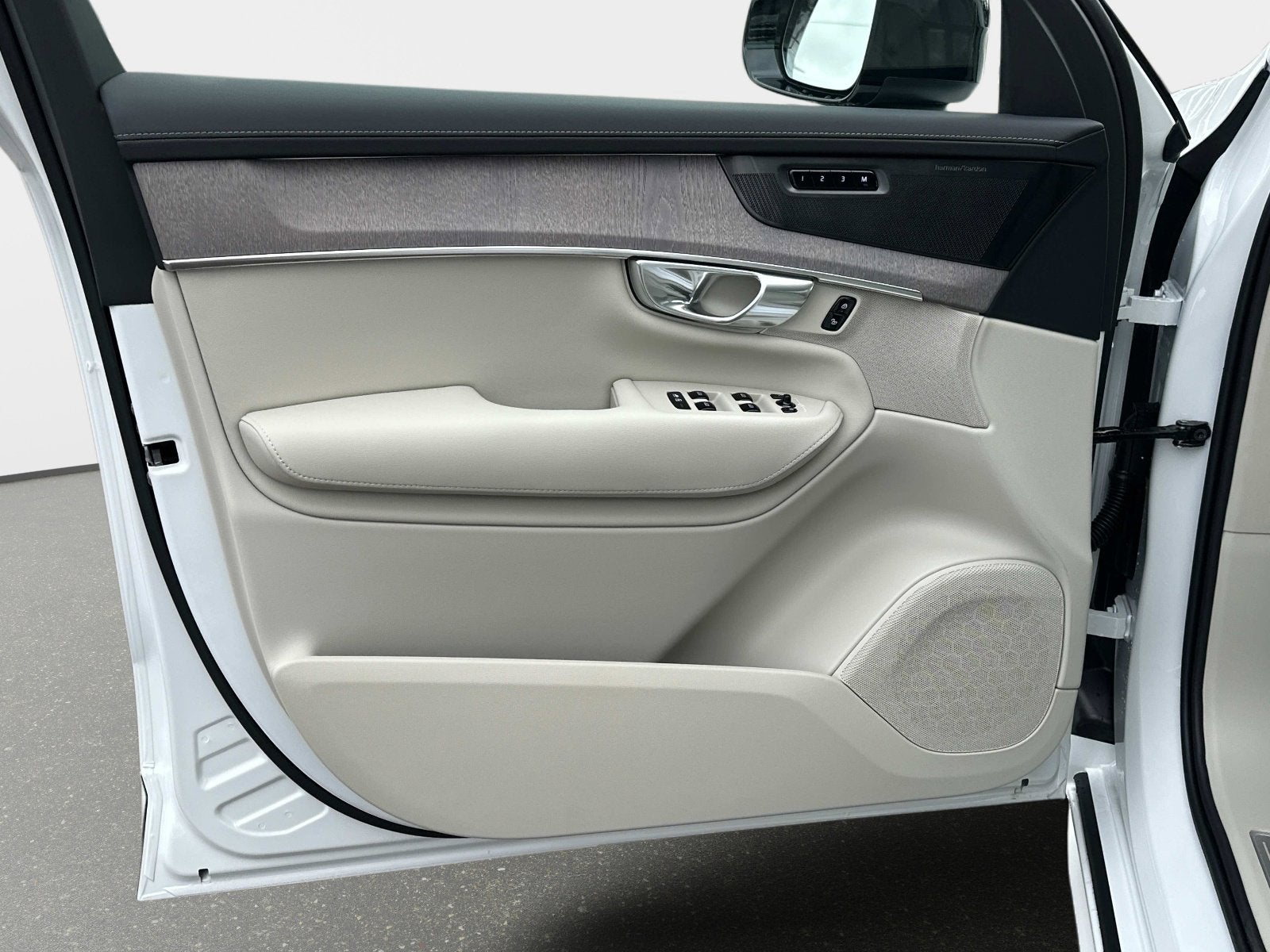 2026 Volvo XC90 Plug-In Hybrid Ultra Dark Theme