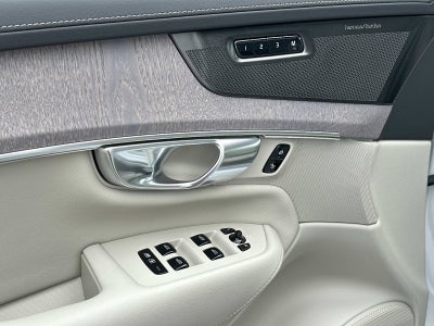 2026 Volvo XC90 Plug-In Hybrid Ultra Dark Theme