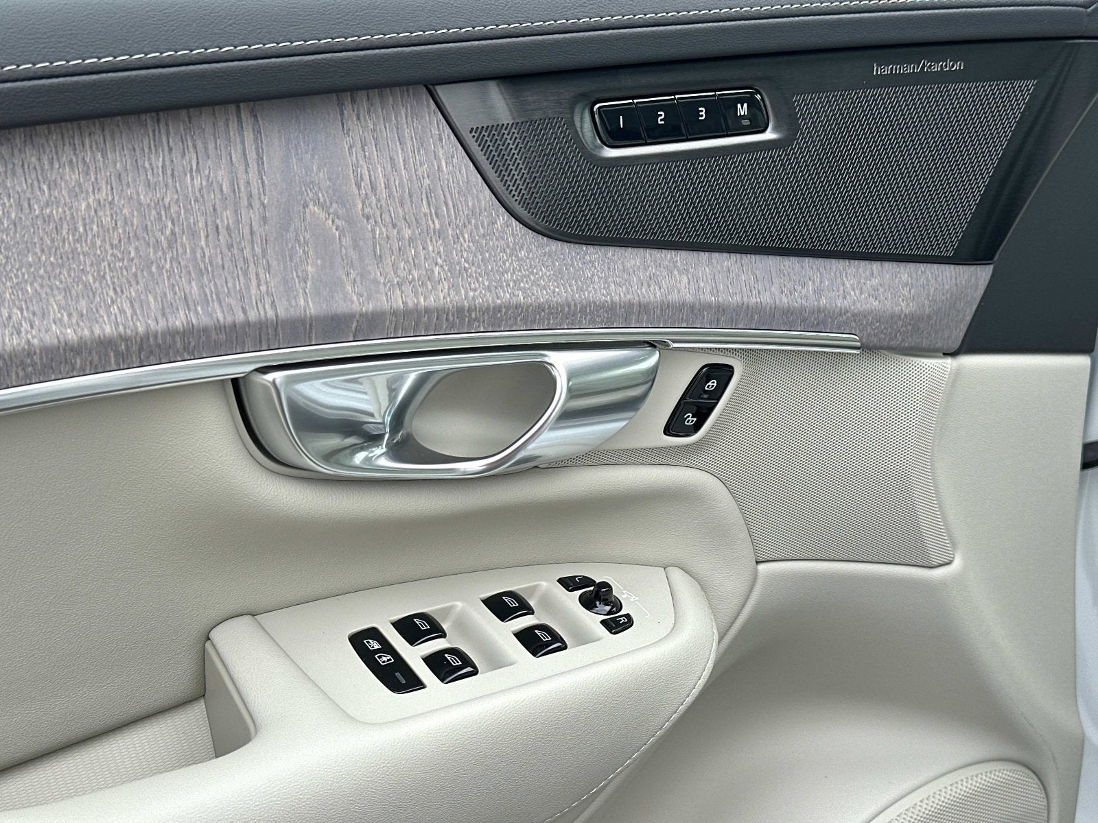 2026 Volvo XC90 Plug-In Hybrid Ultra Dark Theme