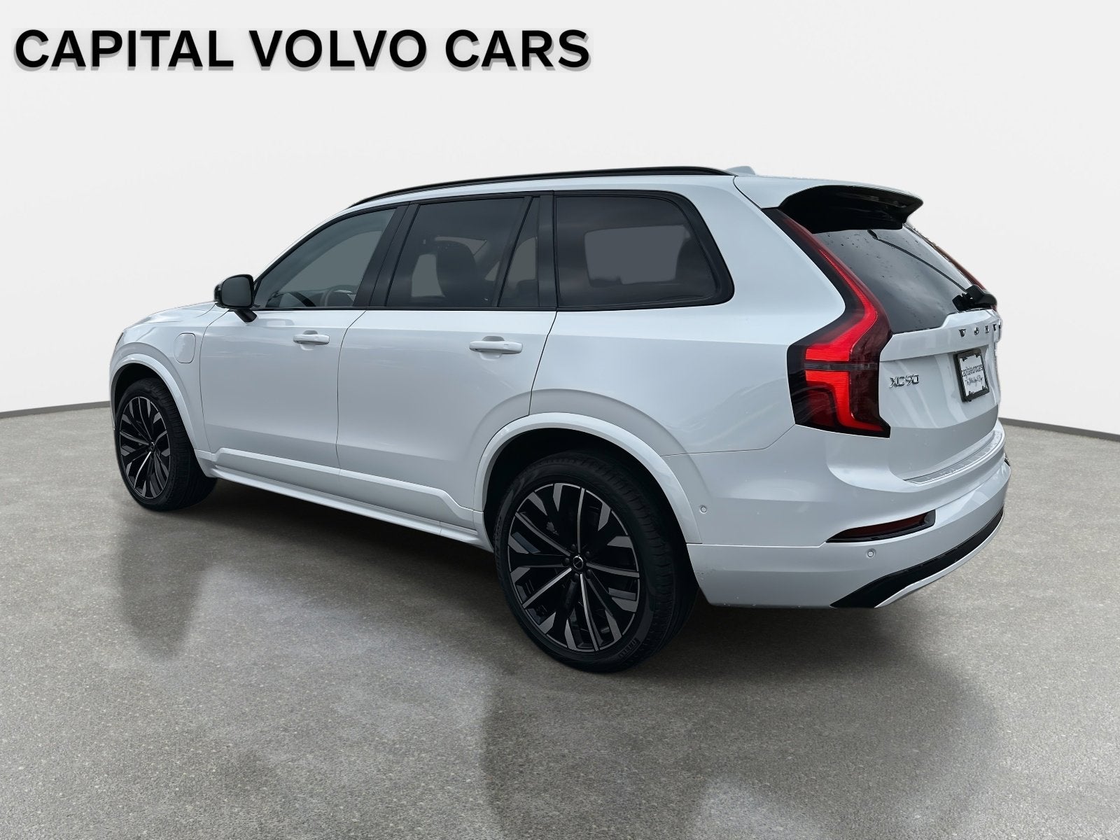 2026 Volvo XC90 Plug-In Hybrid Ultra Dark Theme