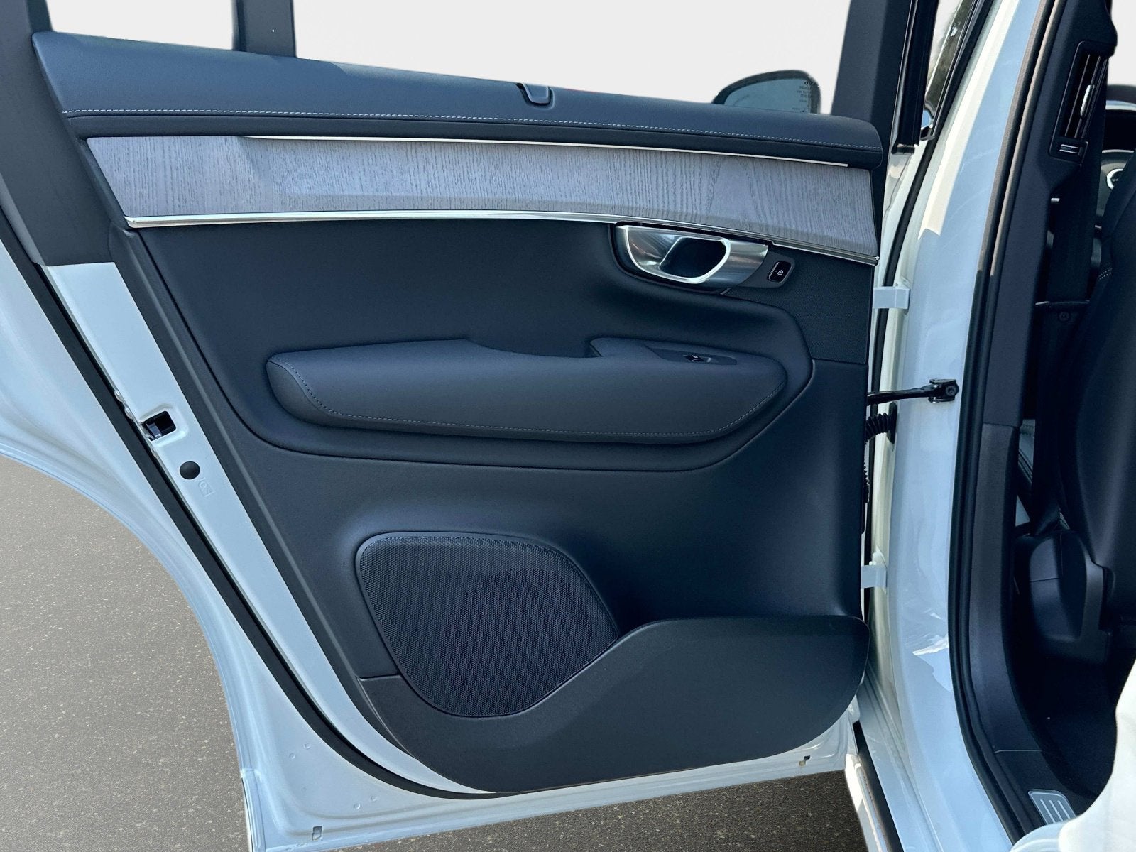 2026 Volvo XC90 Plug-In Hybrid Ultra Dark Theme