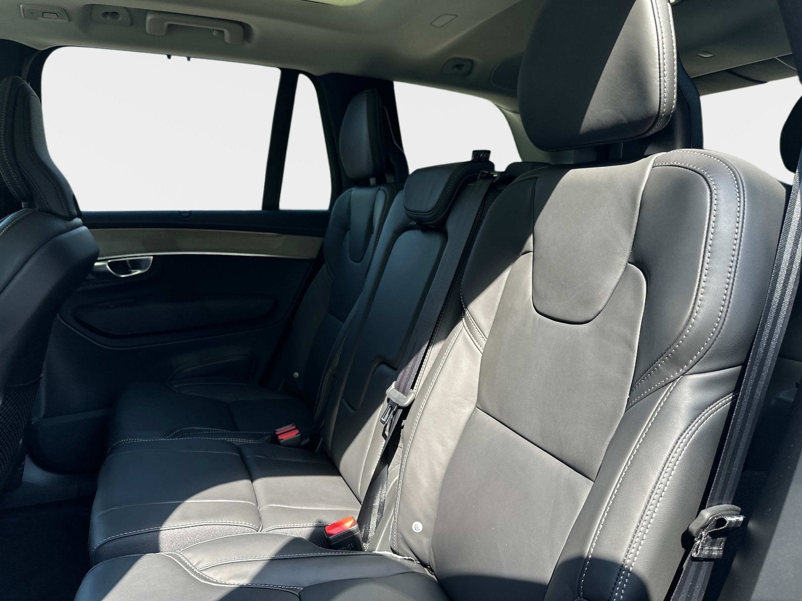 2026 Volvo XC90 Plug-In Hybrid Ultra Dark Theme