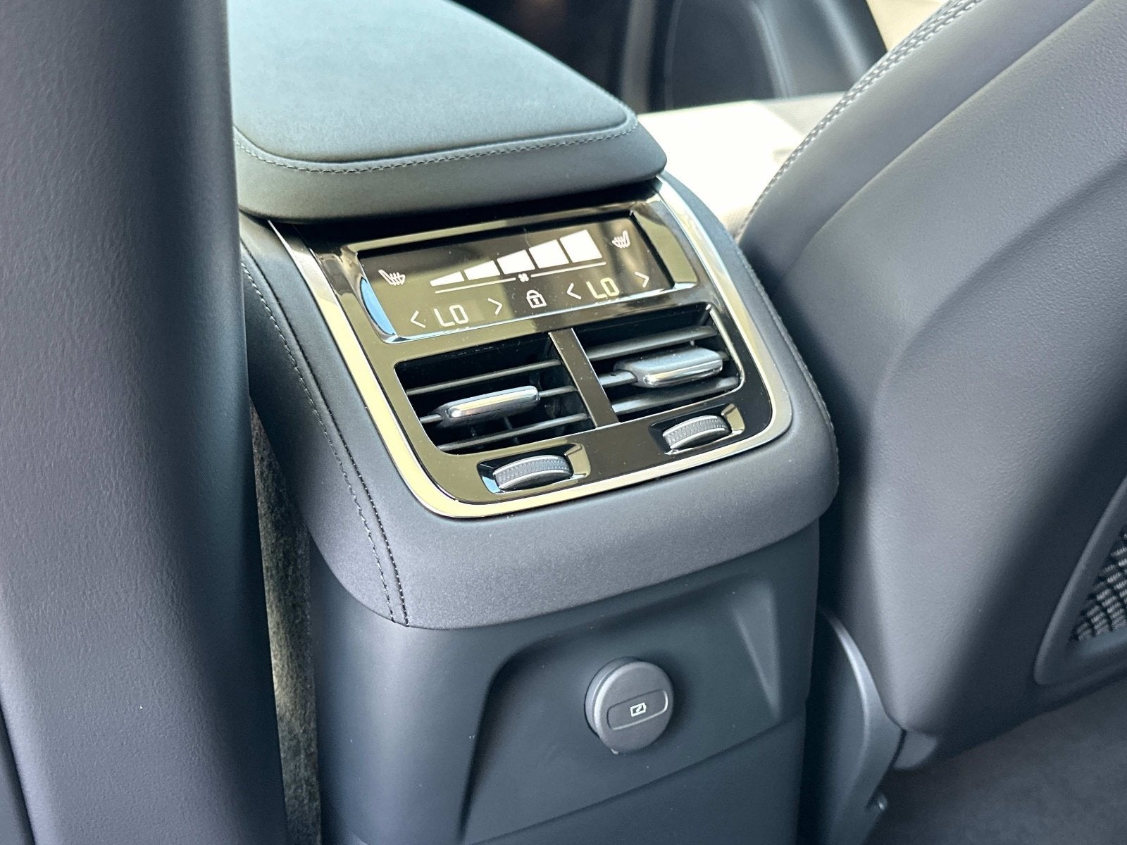 2026 Volvo XC90 Plug-In Hybrid Ultra Dark Theme