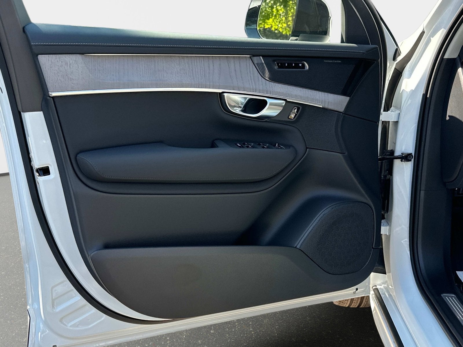 2026 Volvo XC90 Plug-In Hybrid Ultra Dark Theme