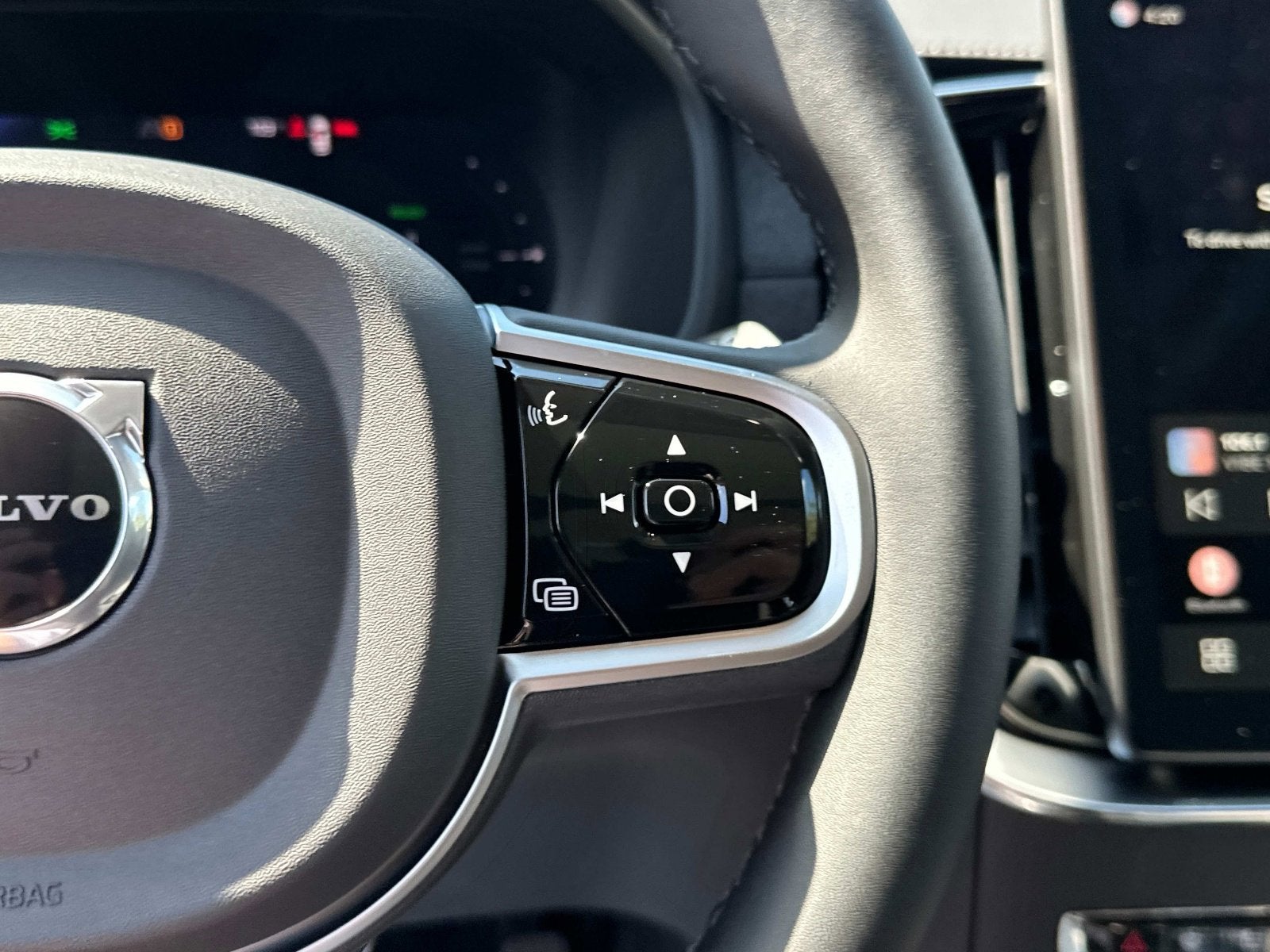 2026 Volvo XC90 Plug-In Hybrid Ultra Dark Theme