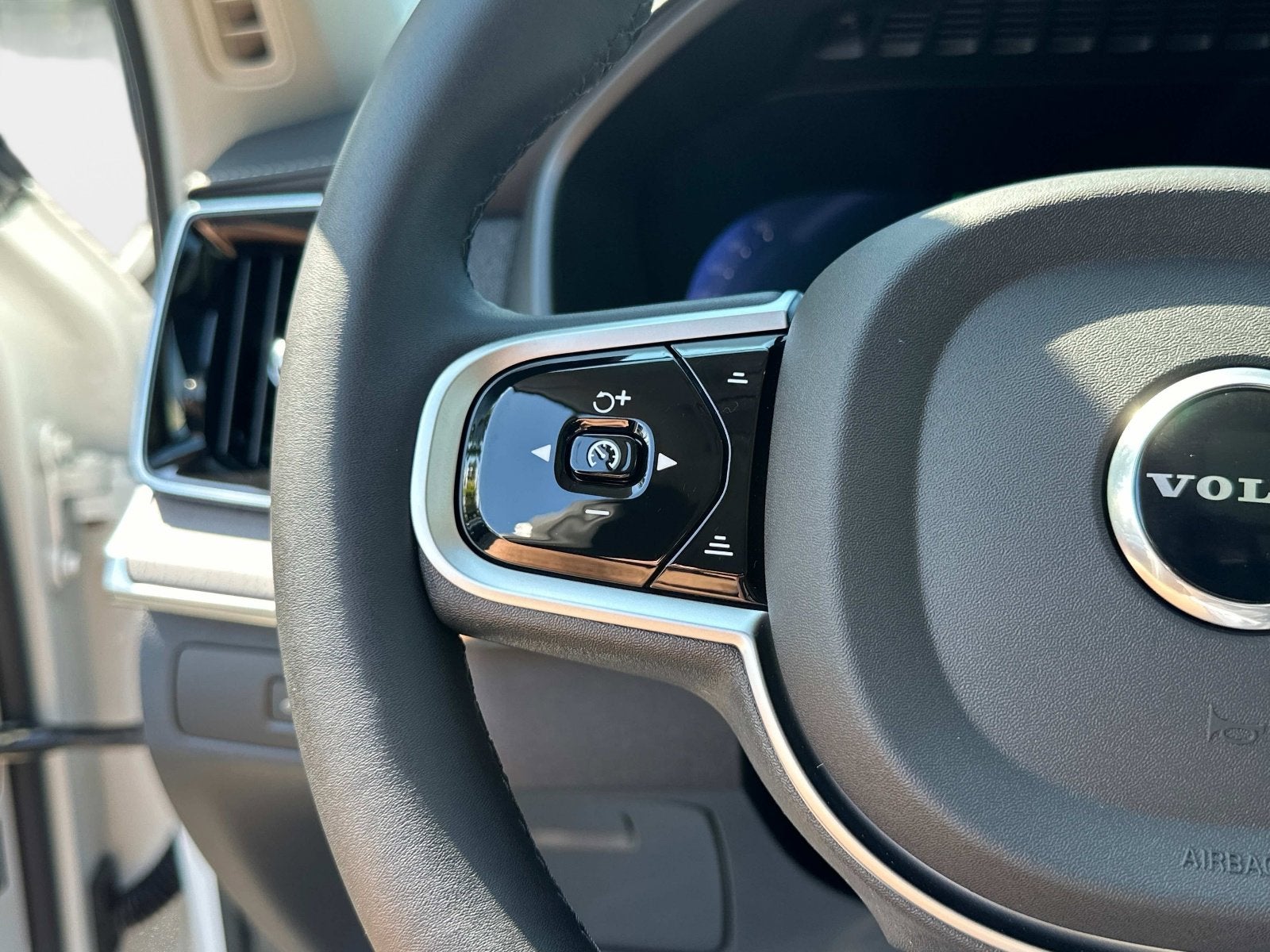 2026 Volvo XC90 Plug-In Hybrid Ultra Dark Theme