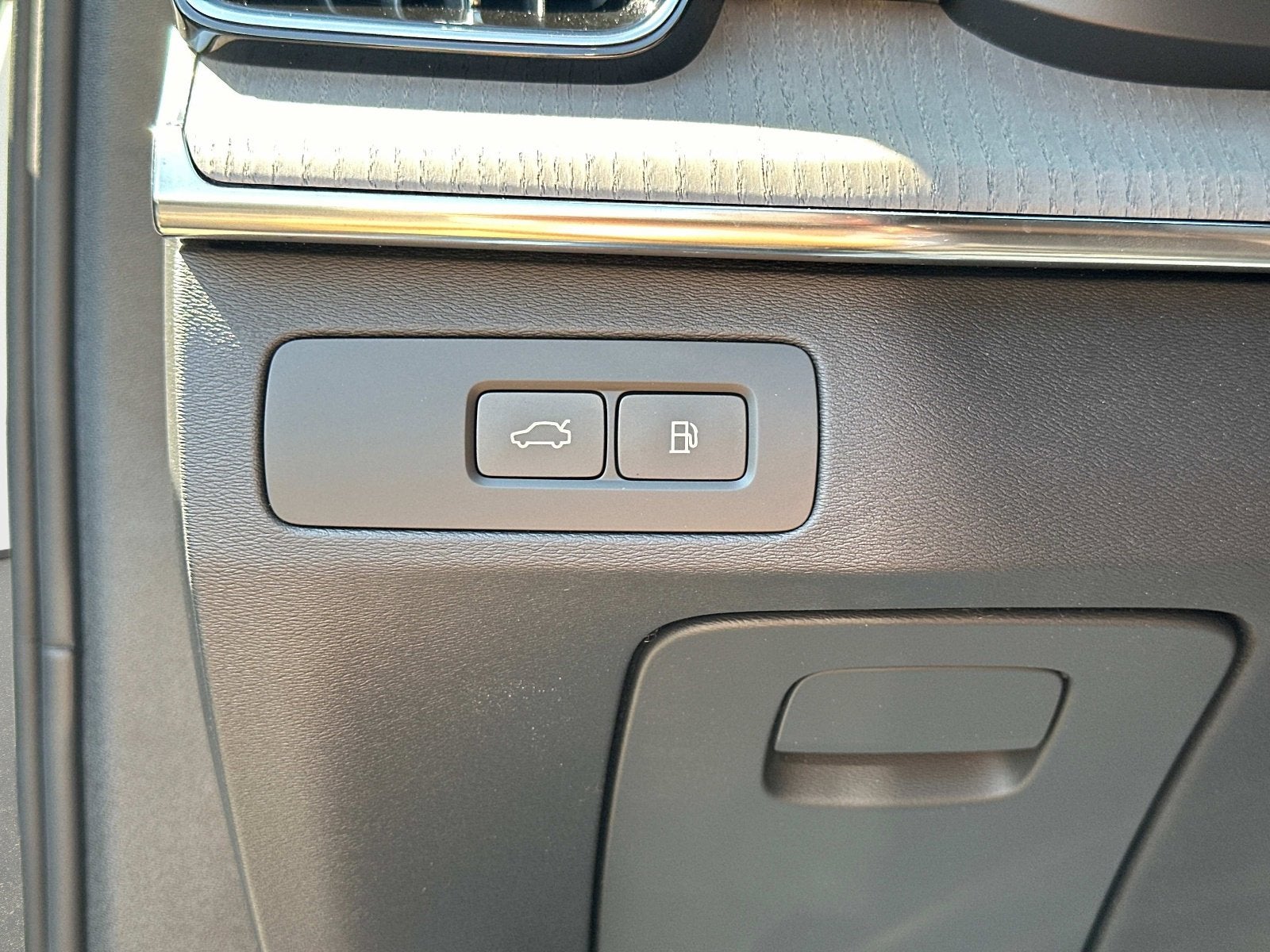 2026 Volvo XC90 Plug-In Hybrid Ultra Dark Theme