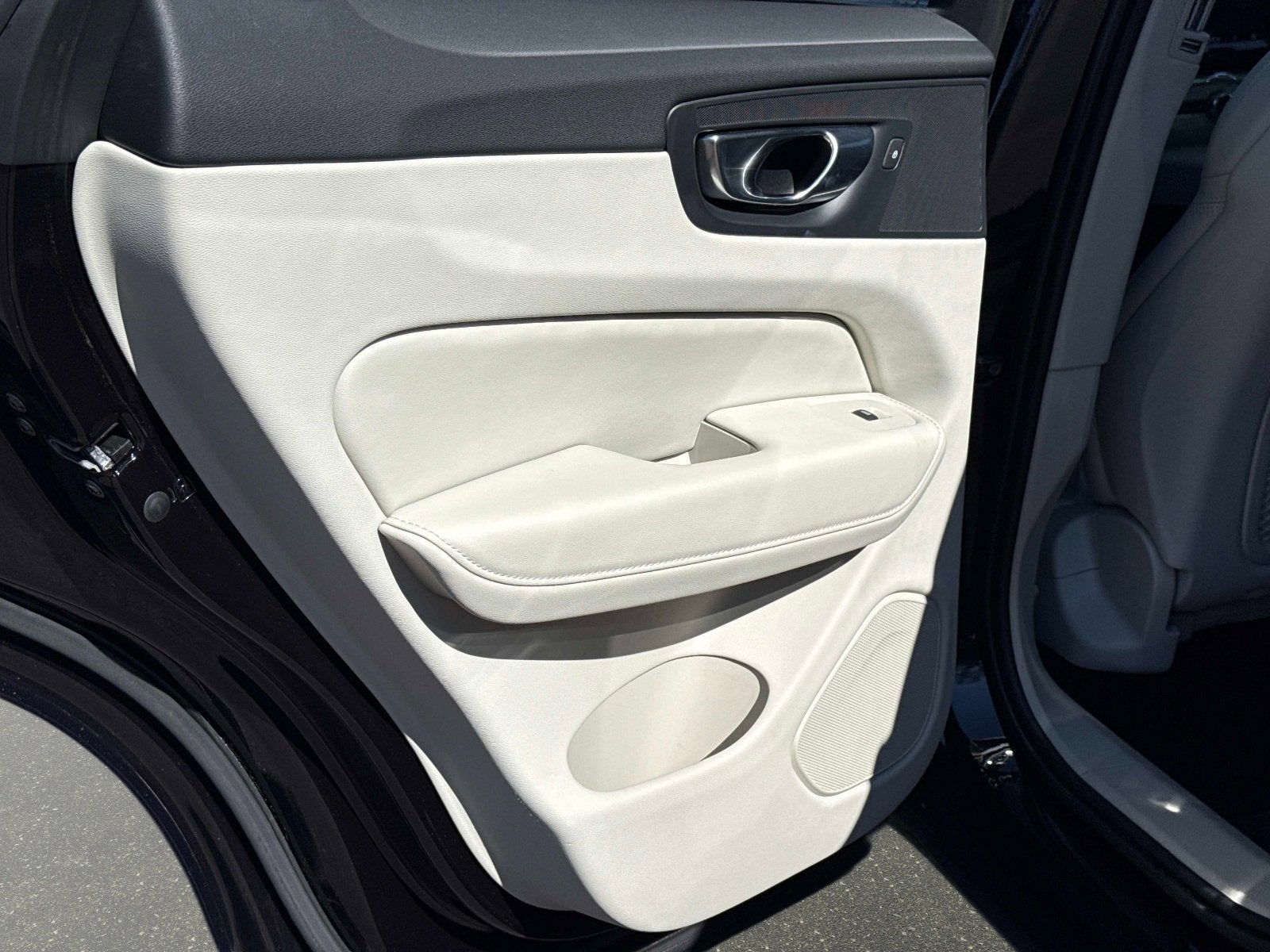 2023 Volvo XC60 Ultimate Bright Theme