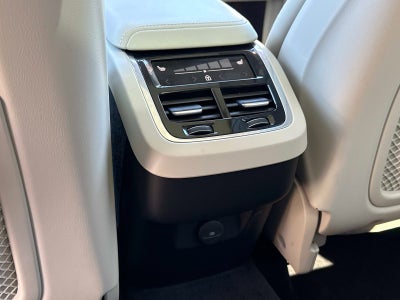 2023 Volvo XC60 Ultimate Bright Theme