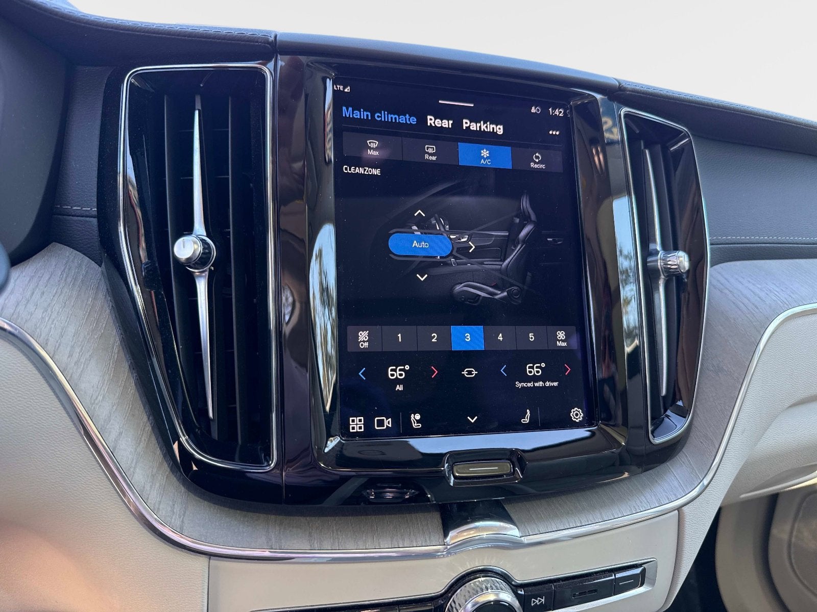 2023 Volvo XC60 Ultimate Bright Theme