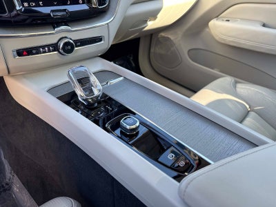 2023 Volvo XC60 Ultimate Bright Theme