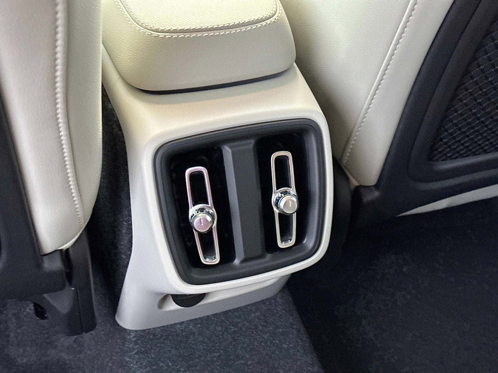 2026 Volvo XC40 Plus