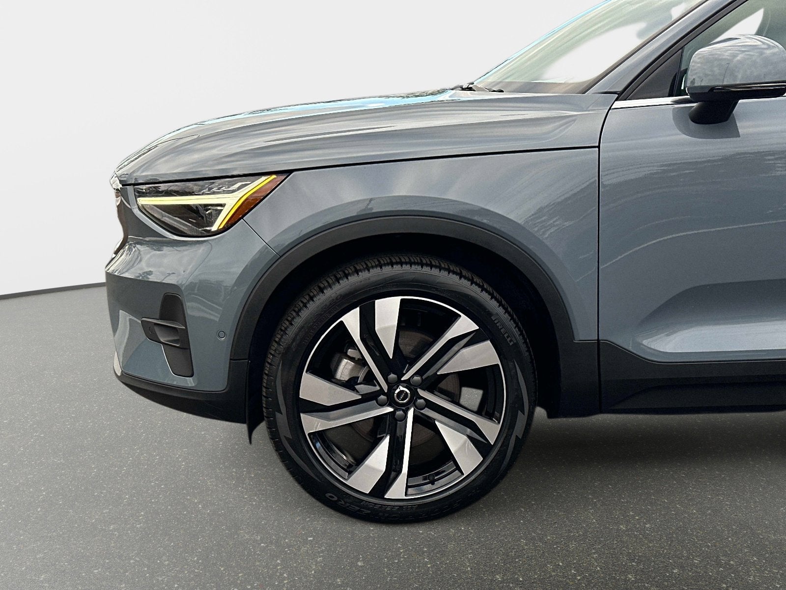 2023 Volvo XC40 Ultimate Bright Theme