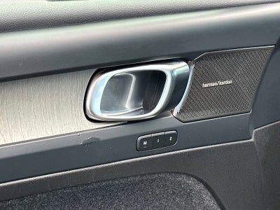 2023 Volvo XC40 Ultimate Bright Theme