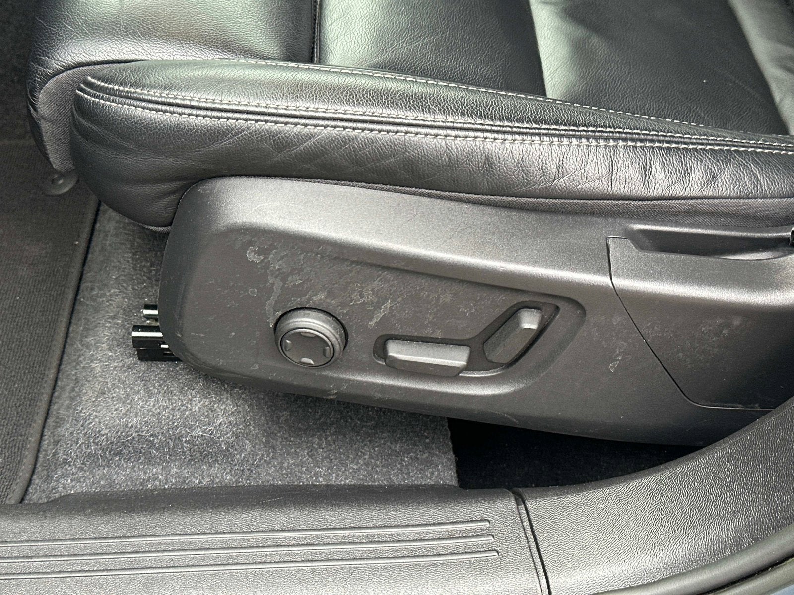 2023 Volvo XC40 Ultimate Bright Theme