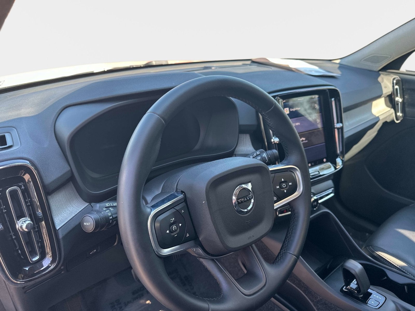 2025 Volvo XC40 Core Bright Theme