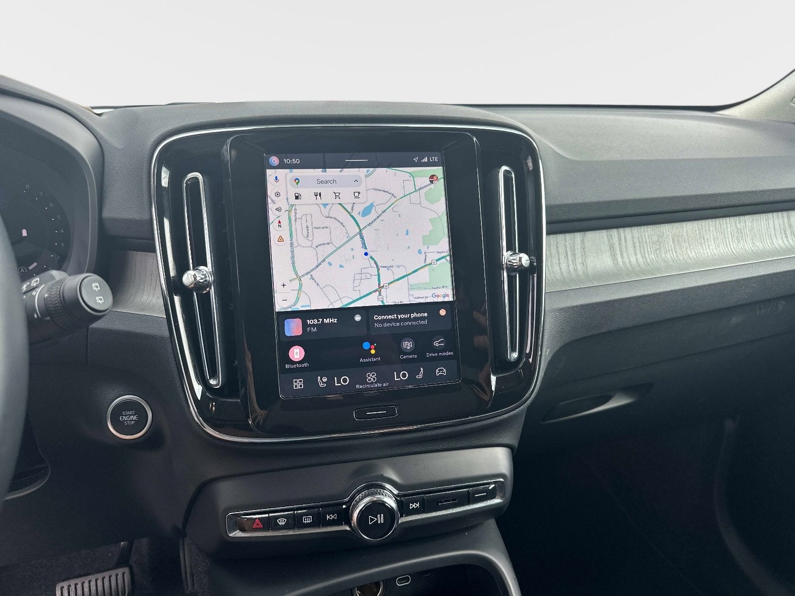 2025 Volvo XC40 Core Bright Theme