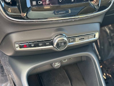2025 Volvo XC40 Core Bright Theme