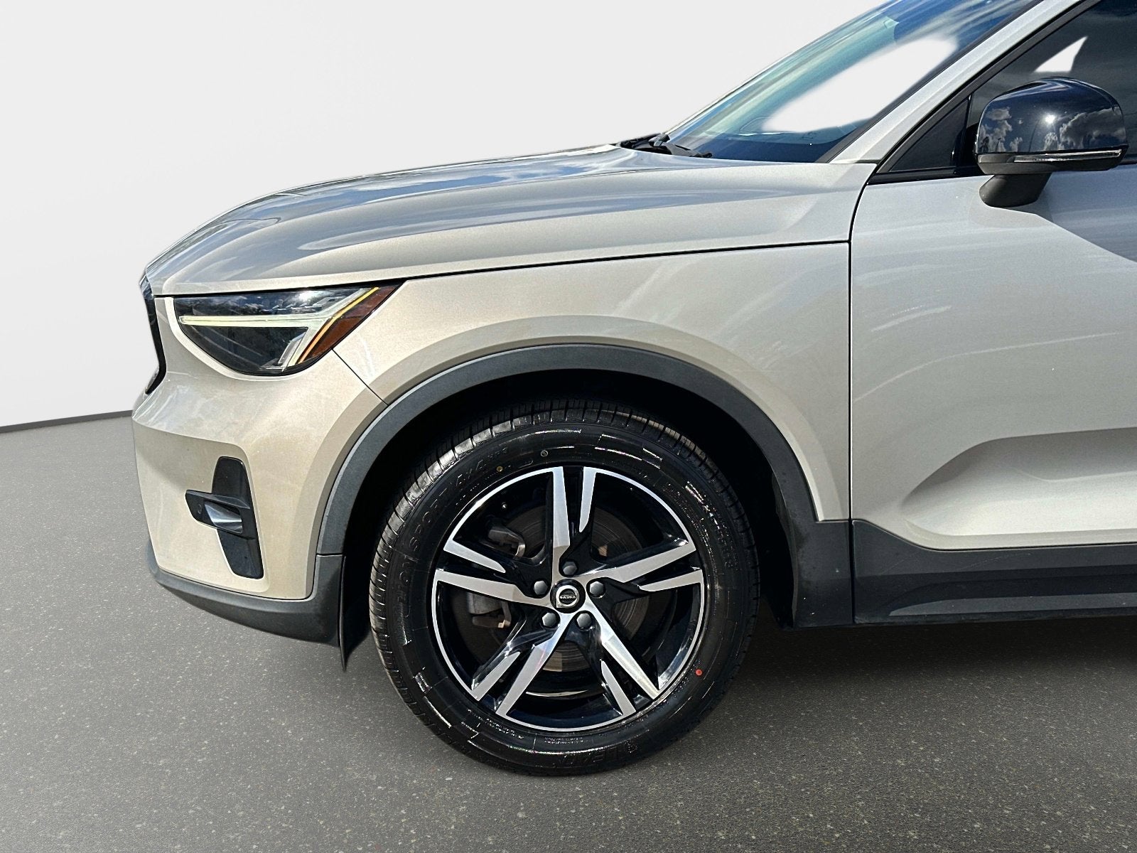 2023 Volvo XC40 Plus Dark Theme