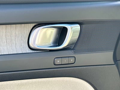 2023 Volvo XC40 Plus Dark Theme