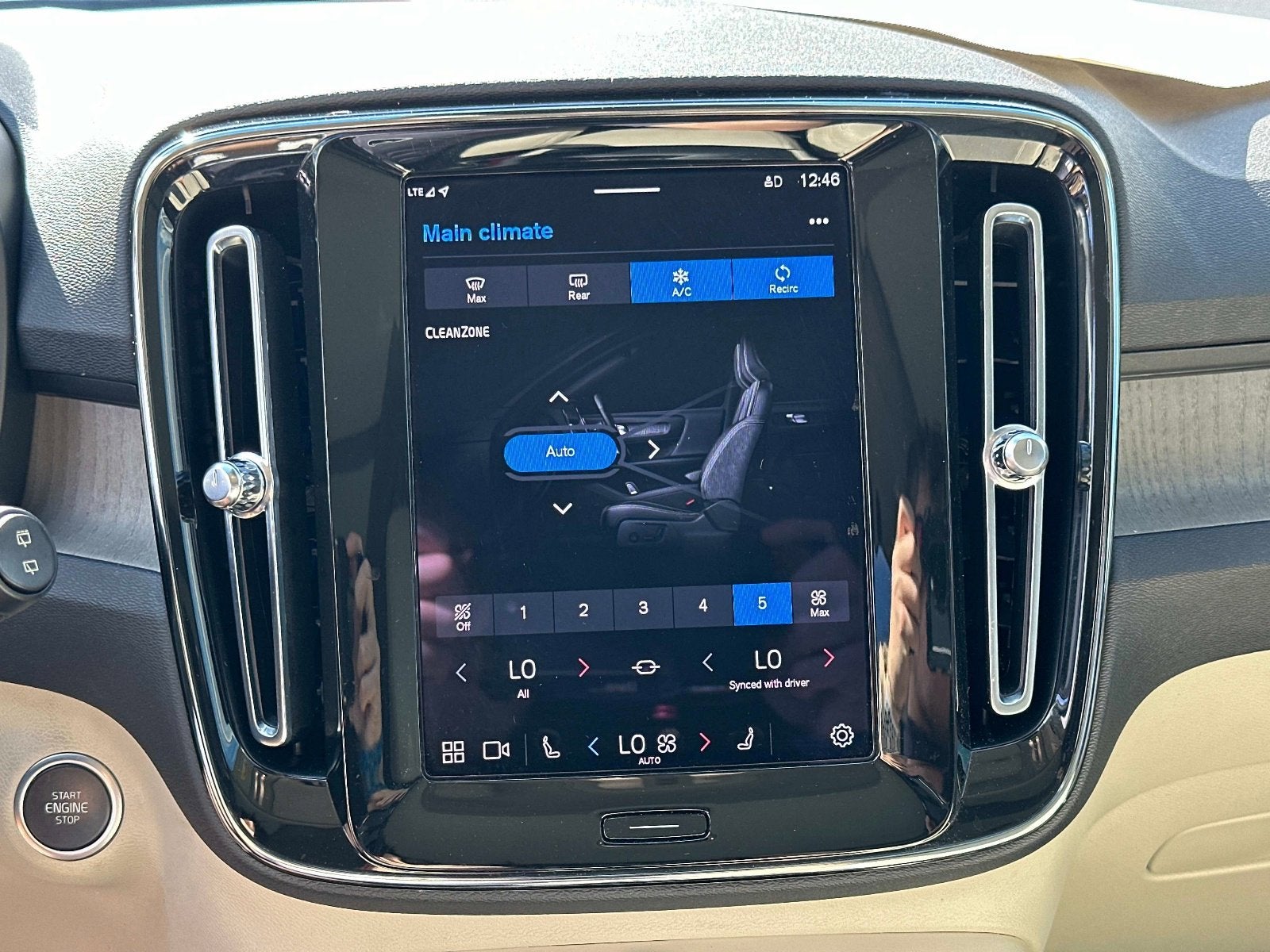 2023 Volvo XC40 Plus Dark Theme