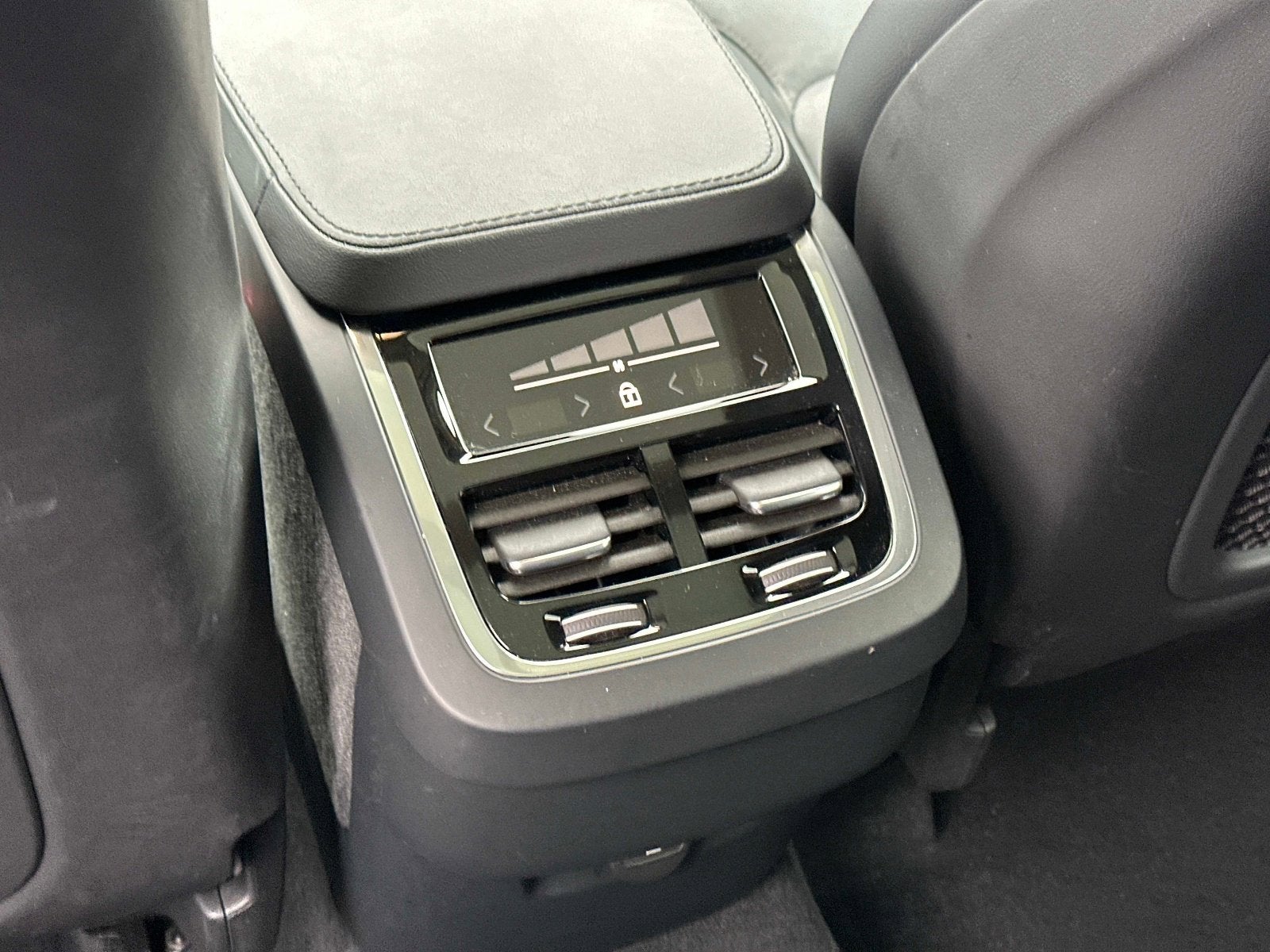 2025 Volvo XC90 Core