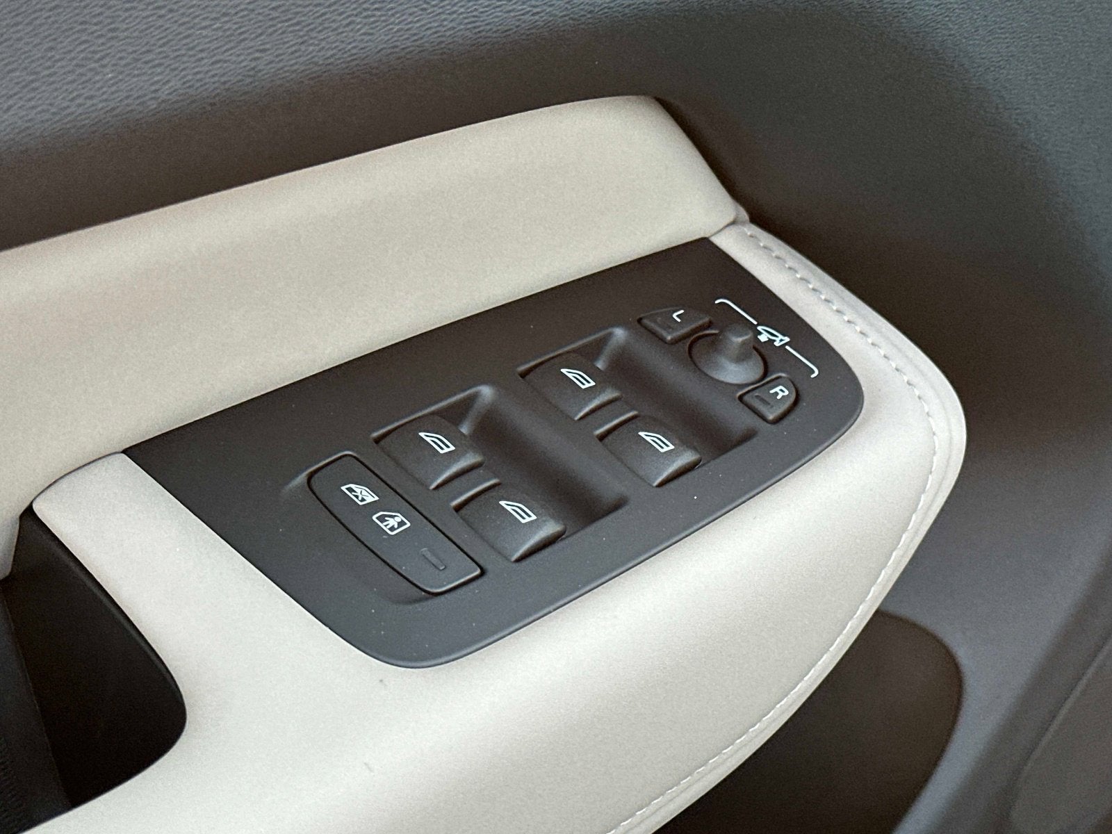 2026 Volvo XC60 Plus