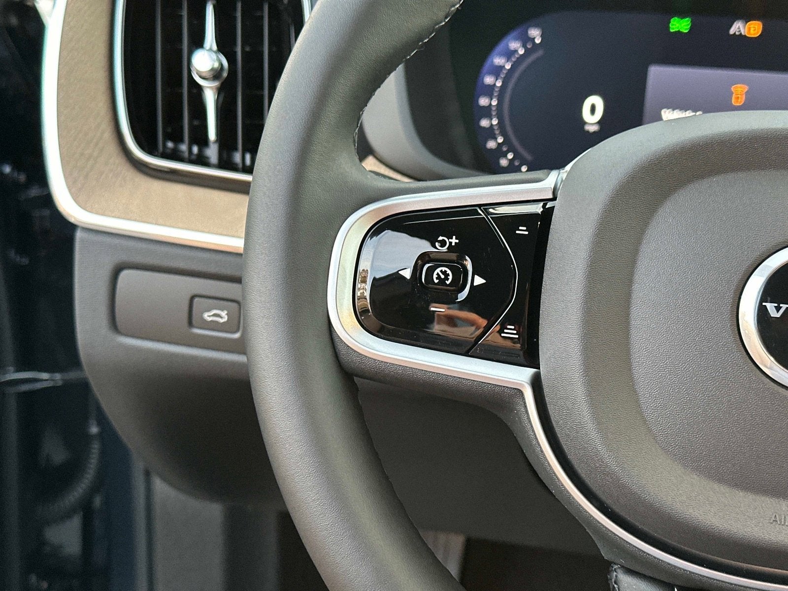 2026 Volvo XC60 Plus