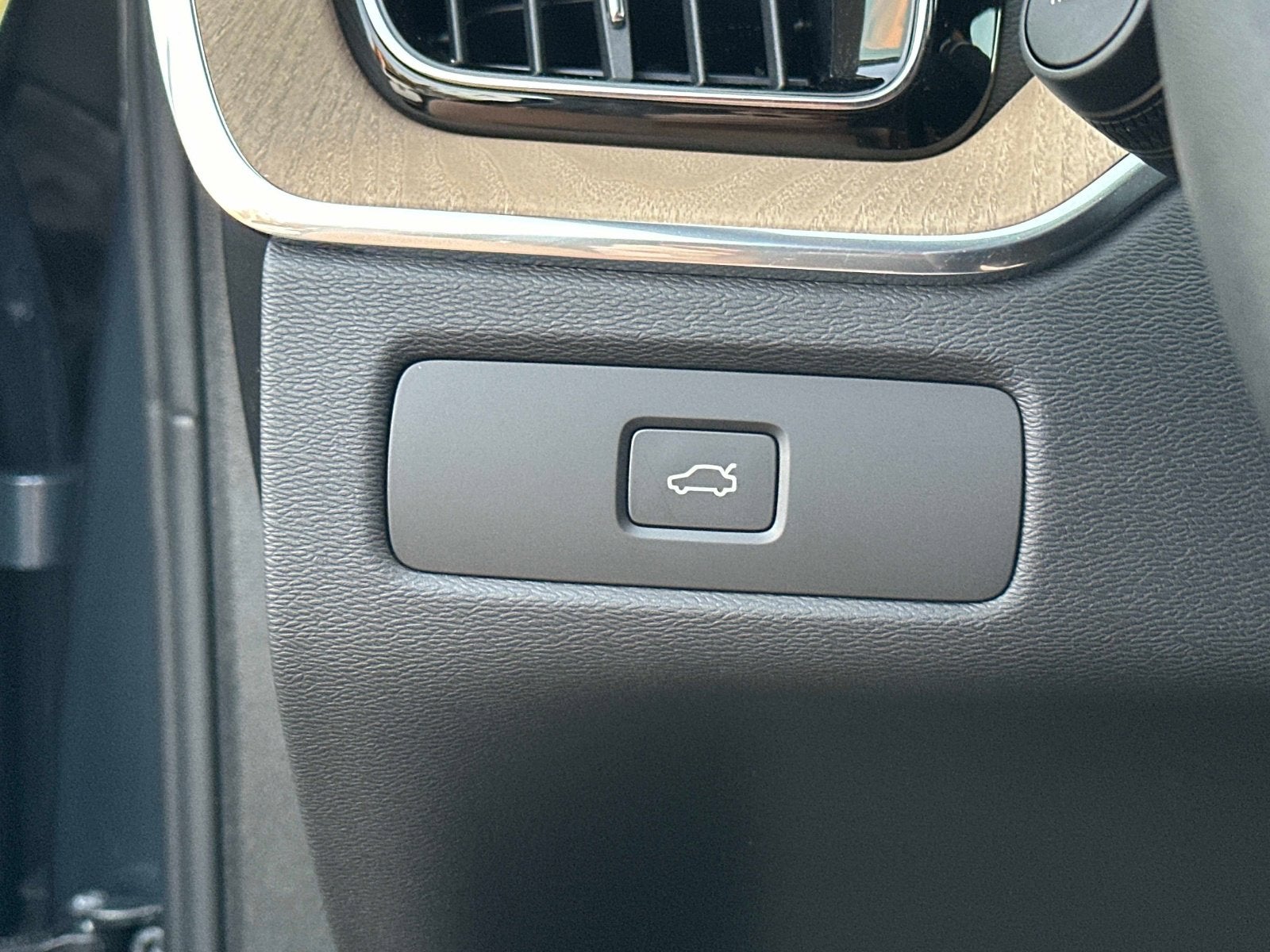 2026 Volvo XC60 Plus