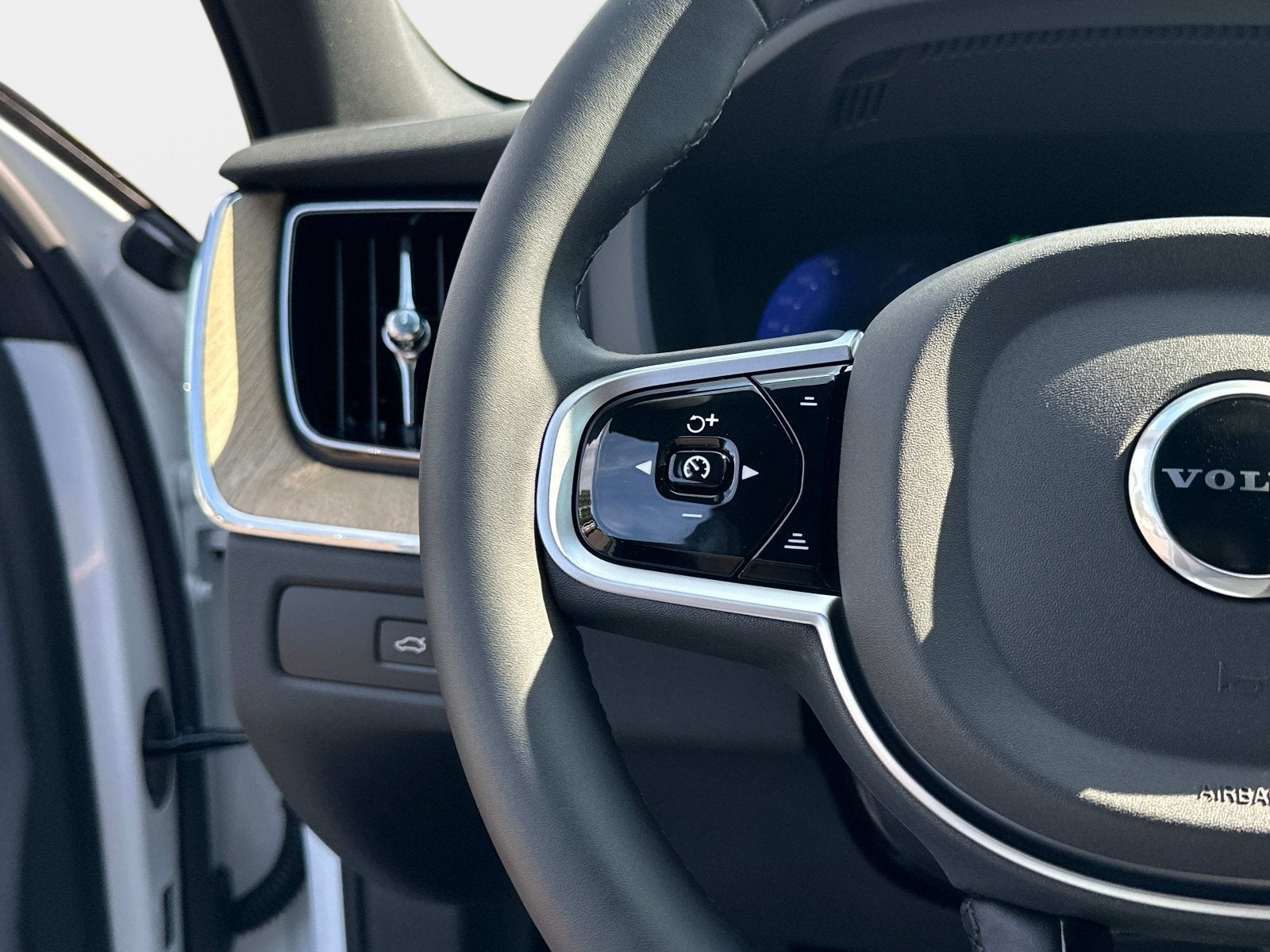 2026 Volvo XC60 Plus