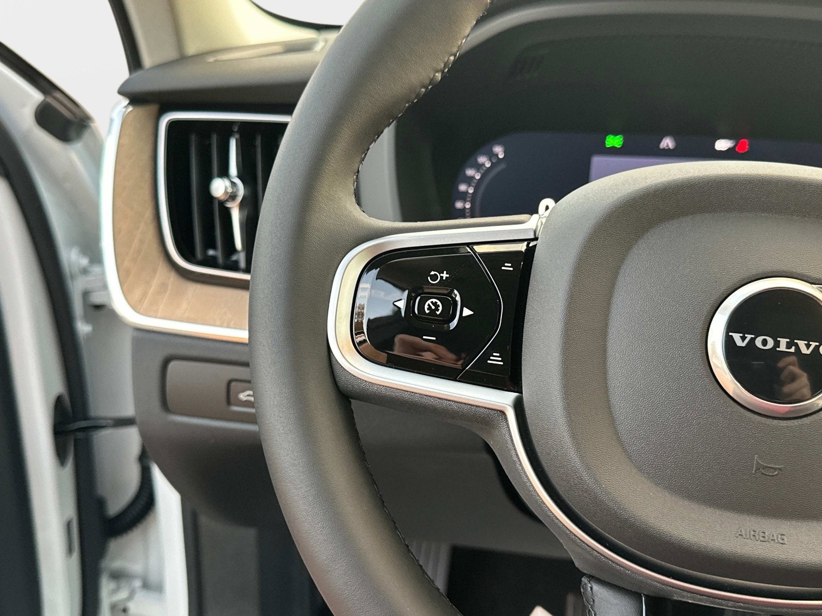 2026 Volvo XC60 Plus