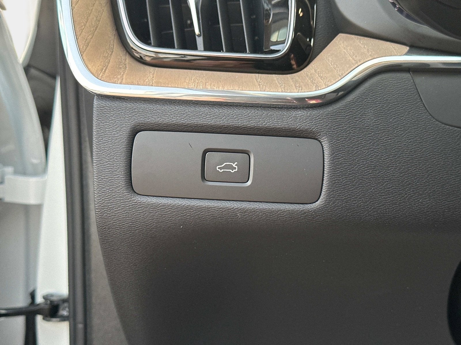 2026 Volvo XC60 Plus