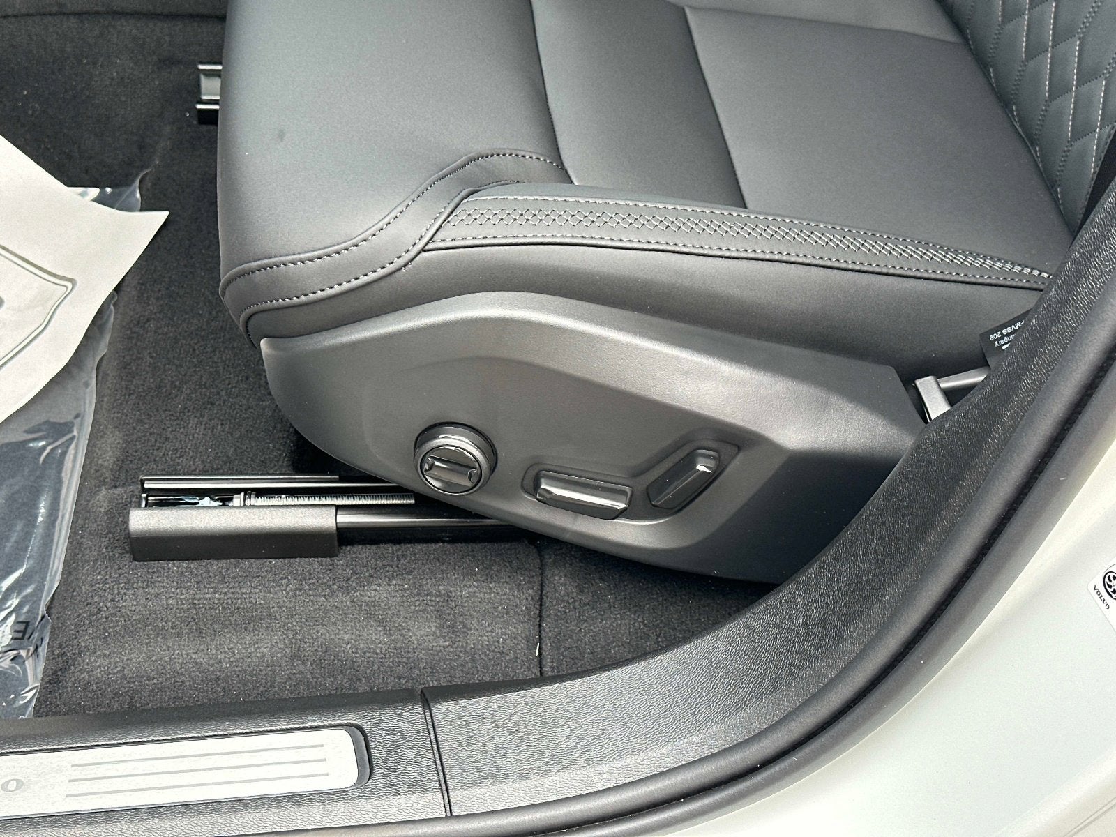 2026 Volvo XC60 Plus