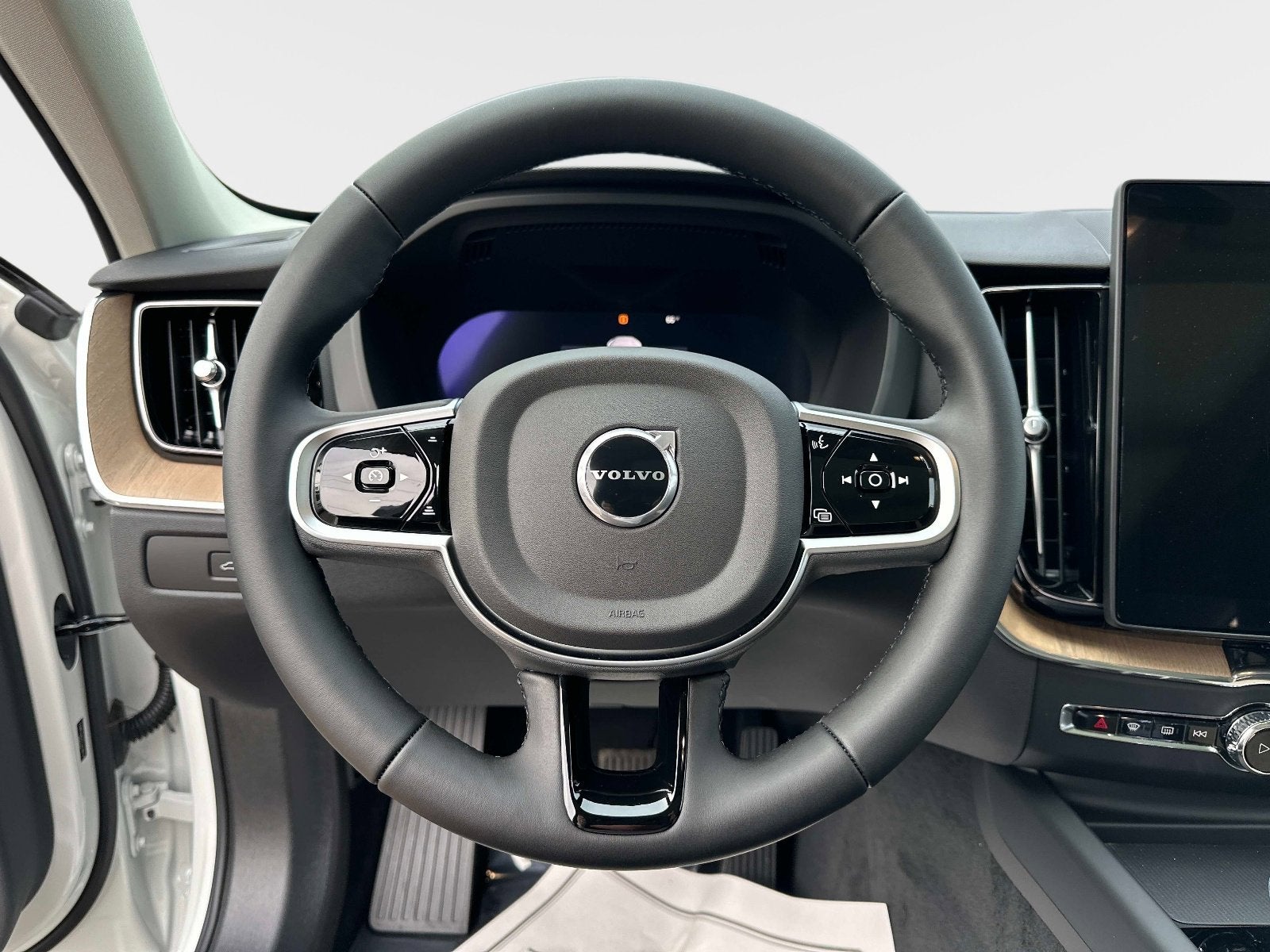 2026 Volvo XC60 Plus