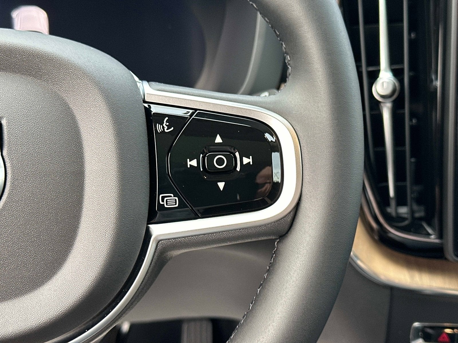 2026 Volvo XC60 Plus