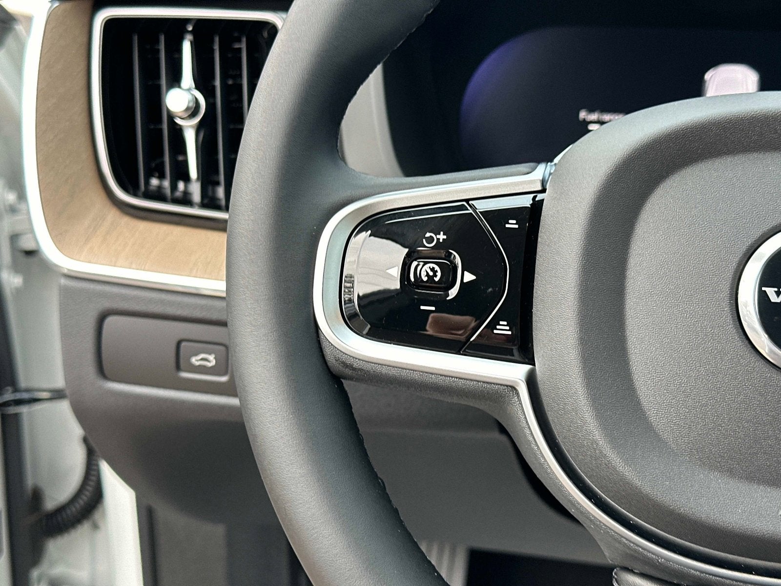 2026 Volvo XC60 Plus