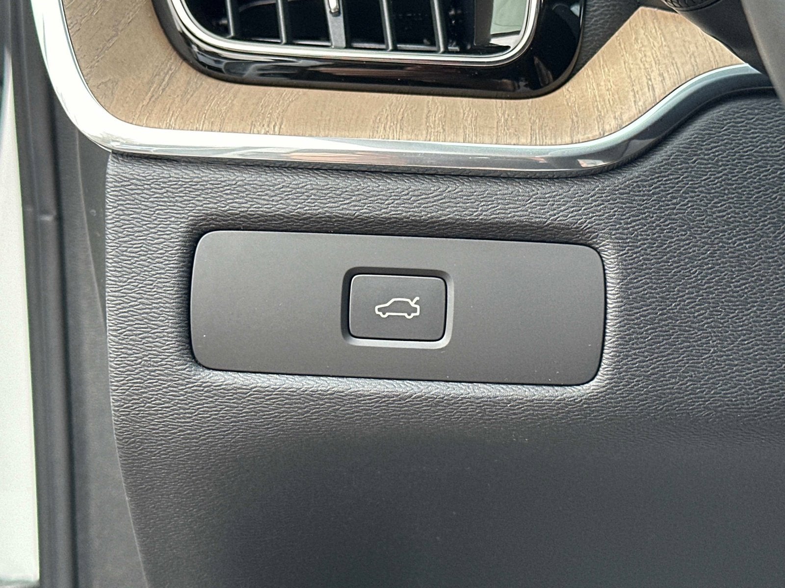 2026 Volvo XC60 Plus