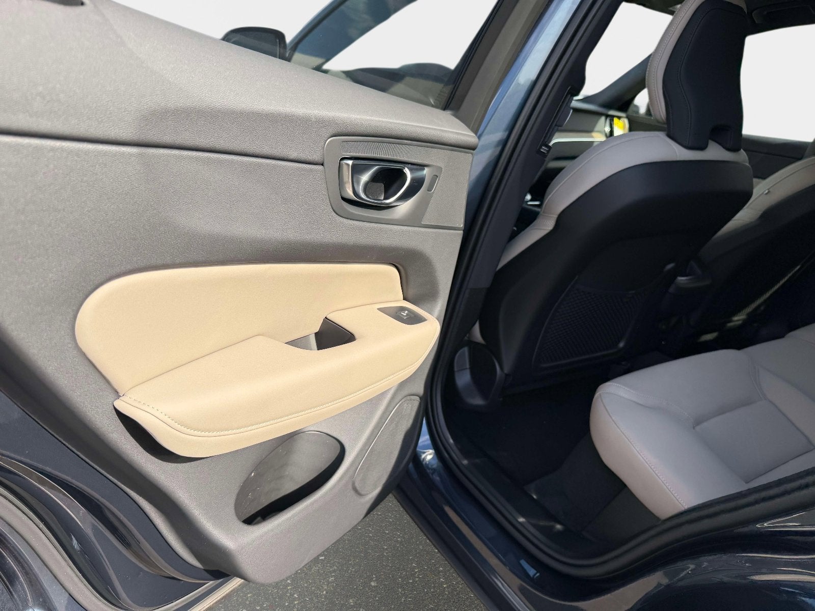 2026 Volvo XC60 Plus