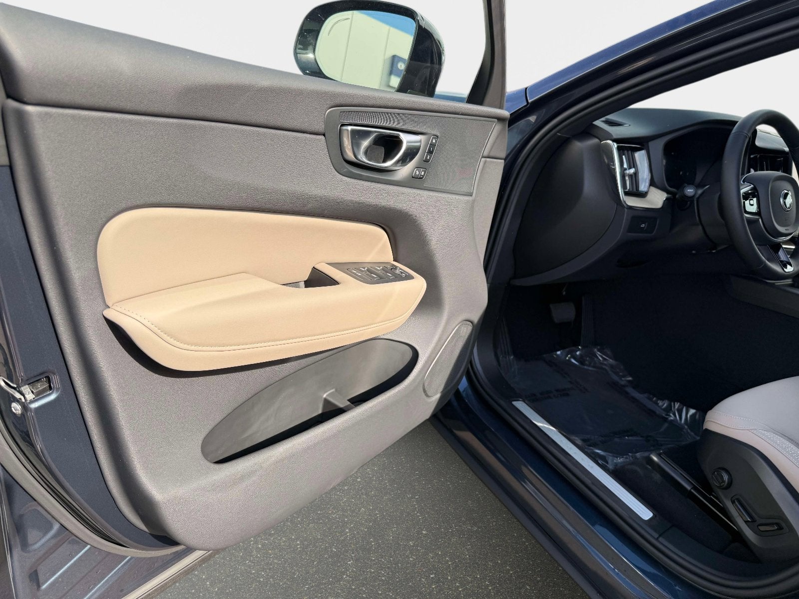 2026 Volvo XC60 Plus