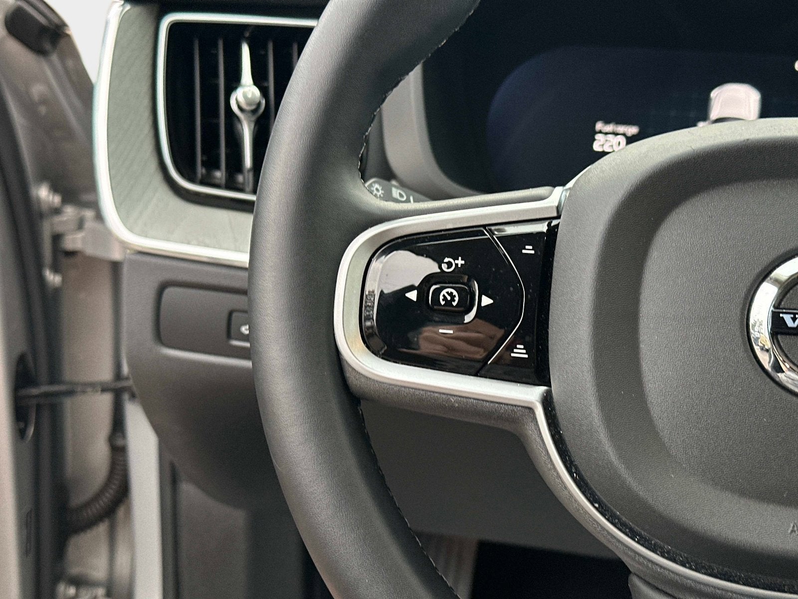 2025 Volvo XC60 Plus